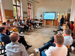 Nach dem Auftakt im Plenum teilte man sich beim 2. Fachforum im Rahmen des Projektes Prignitz 2040 in fünf Gruppen auf, die sich mit unterschiedlichen Themenschwerpunkten beschhäftigten. Foto: Bernd Atzenroth / Landkreis Prignitz