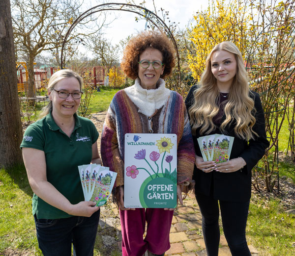 Ab sofort gibt es den neuen Flyer - Juliana Wendt (VR-Bank), Schirin Schahbaz (Der Alpakahof), Katharina Christlieb (WFG) (von rechts nach links) Foto: Ronny Löwe Ab sofort gibt es den neuen Flyer - Juliana Wendt (VR-Bank), Schirin Schahbaz (Der Alpakahof), Katharina Christlieb (WFG) (von rechts nach links) Foto: Ronny Löwe
