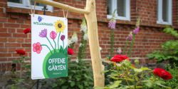 Mit solchen Schildern werben die offenen Gärten für sich / Foto: Tourismusverband Prignitz