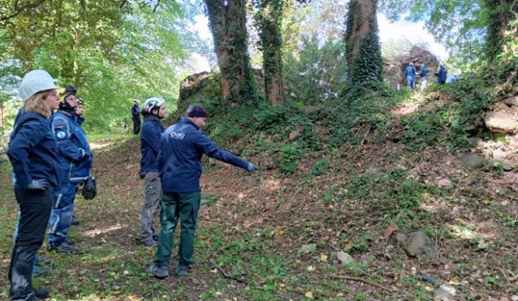 Das Team der „KulturGutRetter“ war in diesem Jahr erneut an der Burgruine in Mesendorf im Einsatz. Bildnachweis: Landkreis Prignitz/Gordon Thalmann