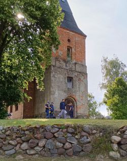 Der Mesendorfer Kirchturm ist stark geschädigt und rückte daher akut in den Fokus der „KulturGutRetter“.  Bildnachweis: Landkreis Prignitz/Gordon Thalmann