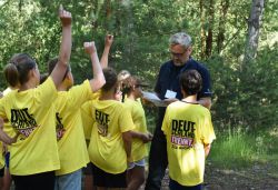 Was kommt in den gelben Sack? Das erklärte hier Michael Seidel den Schülerinnen und Schülern, welche in T-Shirts der Aktion „Deutschland trennt“ am Abfallparcours teilnahmen und damit offensichtlich im Stoff standen. Foto: Landkreis Prignitz