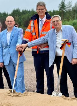 Landrat Christian Müller (l.), Bundesverkehrsminister Patrick Schnieder (M.) und Wittenberges Bürgermeister Oliver Hermann setzten gemeinsam den ersten Spatenstich für den Bau des Autobahnabschnitts zwischen Wittenberge und Karstädt. Foto: Gina Werthe / Landkreis Prignitz
