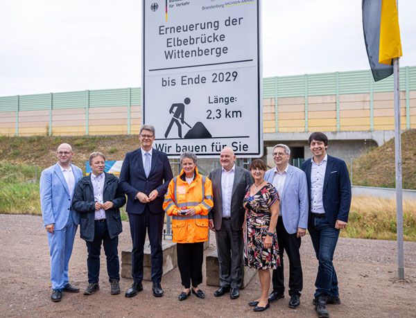 Die Erneuerung der Elbebrücke Wittenberge kann beginnen. Darüber freuen sich unter anderem der Landrat des Landkreises Prignitz, Christian Müller (l.), und sein Amtskollege im Landkreis Stendal, Patrick Puhlmann (r.). Bundesverkehrsminister Patrick Schnieder (3.v.l.) leitete gemeinsam mit Sachsen-Anhalts Verkehrsministerin Lydia Hüskens (4.v.l.) den Neubau ein. Foto: Landkreis Stendal