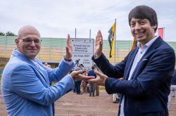 Die Erneuerung der Elbebrücke Wittenberge kann beginnen. Darüber freuen sich die beiden Landräte Christian Müller (l.) und Patrick Puhlmann. Die Brücke verbindet ihre Landkreise Prignitz und Stendal. Foto: Landkreis Stendal