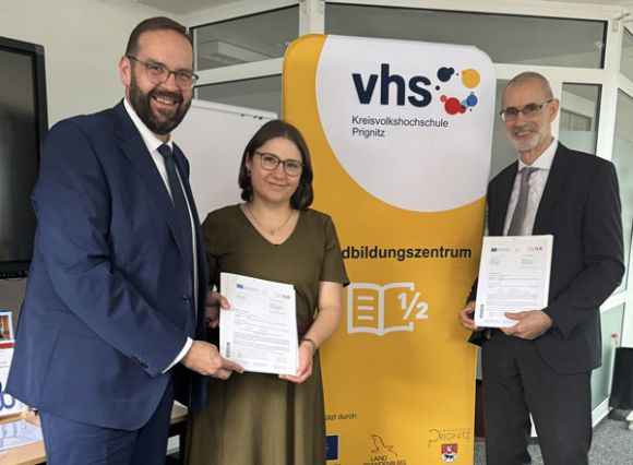 Brandenburgs Bildungsminister Gordon Hoffmann (l.) übergab den Förderbescheid für das Grundbildungszentrum Prignitz an dessen Projektleiterin Lisa Marie Petri und an den Ersten Beigeordneten Dr. Daniel Krause-Pongratz. Foto: Bernd Atzenroth / Landkreis Prignitz