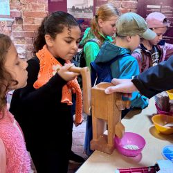 Wer Müsli mag, war an der Station vom Kreisbauernverband genau richtig. Hier konnten die Kinder mithilfe einer Haferquetsche ihre eigenen Haferflocken für Zuhause herstellen. / Foto: Gina Werthe / LK Prignitz