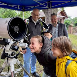 An der Teleskop-Station konnten die Kids einen Blick gen Himmel werfen. Auch Landrat Christian Müller (l.) und Christian Gadow, stellvetretender Bürgermeister der Gemeinde Karstädt, wagten einen Blick. / Foto: Gina Werthe, LK Prignitz