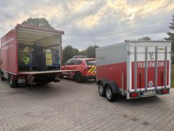 In Wildberg trafen sich Einsatzkräfte aus den Landkreisen Prignitz, Ostprignitz-Ruppin und Oberhavel sowie der Landeshauptstadt Potsdam, um gemeinsam die Hilfslieferung zu verladen. Die Prignitzer haben sie dann ins Einsatzgebiet gebracht. Foto: Landkreis Prignitz
