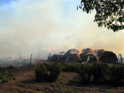 Brand von Strohballen (Foto: FF Perleberg)