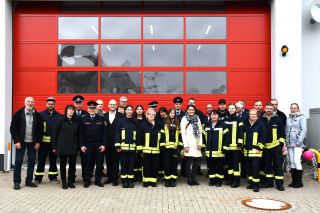 Gruppenbild vor dem umgebauten Gerätehaus: Die Feuerwehr Halenbeck zusammen mit den Gästen der Einweihung. Foto: Bernd Atzenroth / Landkreis Prignitz
